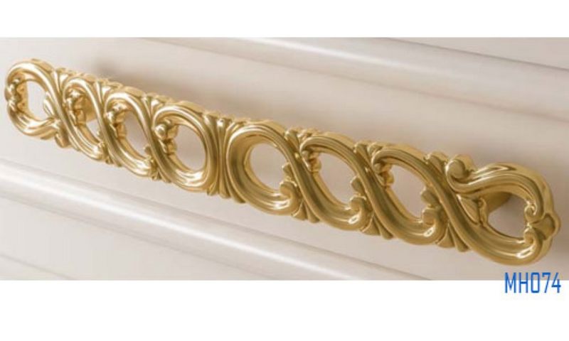 Tay nắm tủ đẹp mạ vàng hài hòa về cấu trúc thẩm mỹ cao tô điểm cho nội thất bắt mắt.